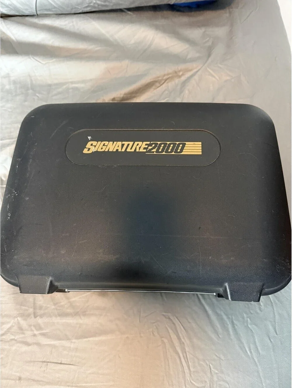 Signature 2000 25050 VHS Camcorder 8X Zoom AF CCD Handheld
